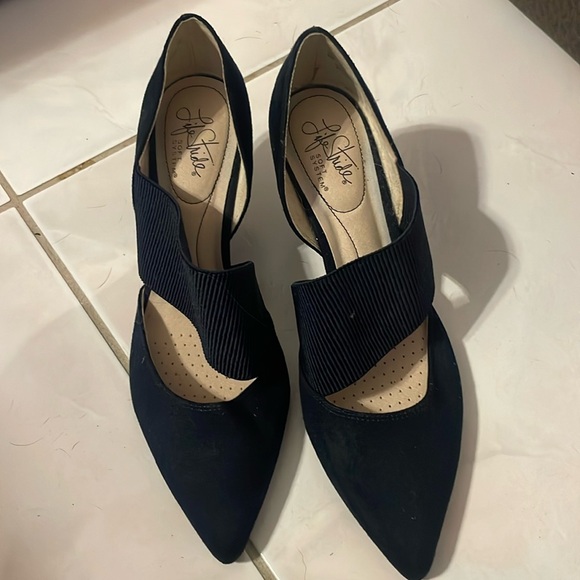 Size 8 navy Life Stride short Heels - Picture 1 of 3